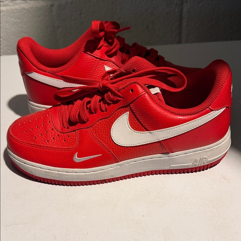 NIKE AIR FORCE 1
University Red/ White-White